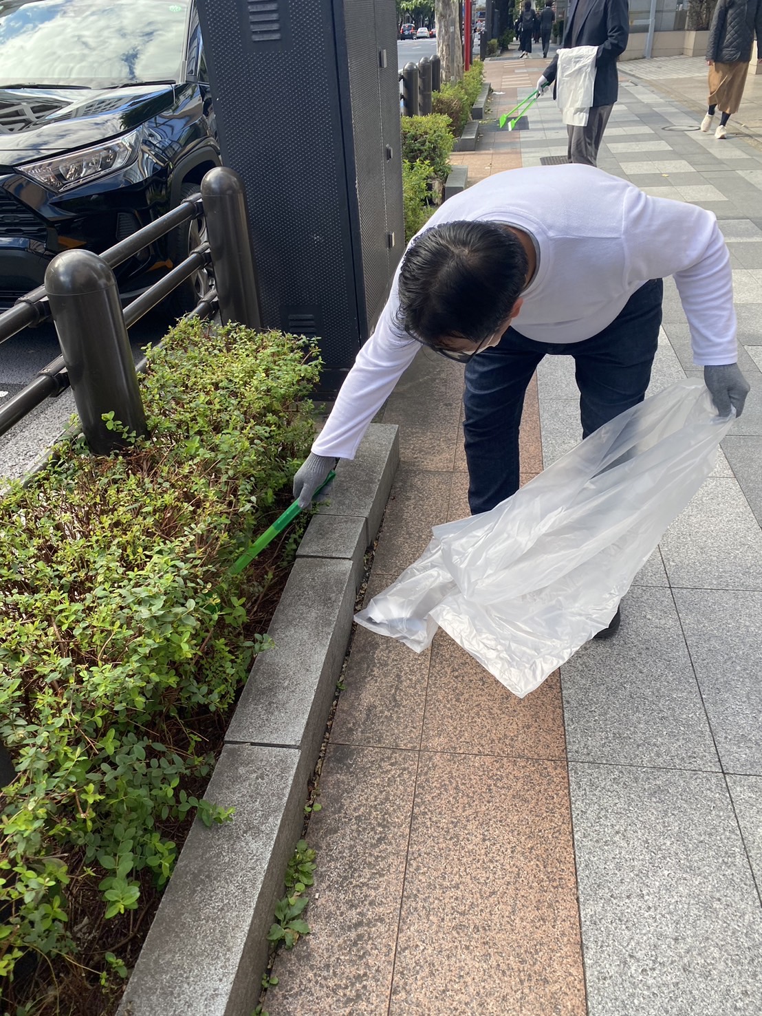 社員が九段周辺でごみを回収している様子